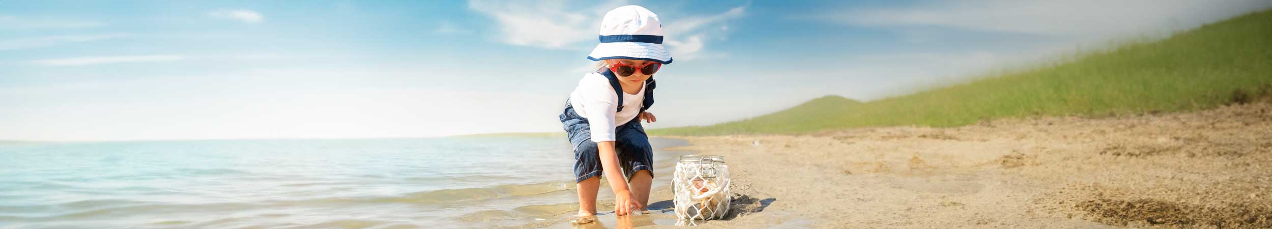 Kind spielt am Strand